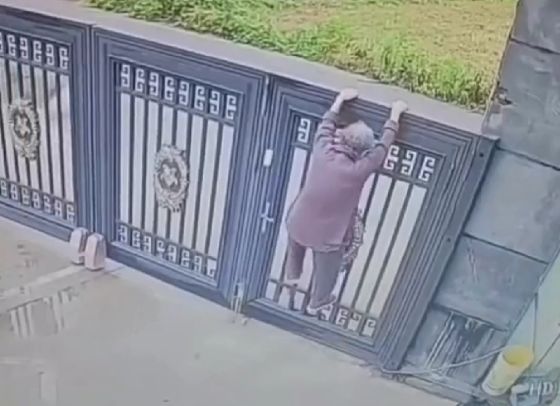 В Китае 92-летняя женщина перелезла через 2-метровый забор, чтобы сбежать из дома престарелых