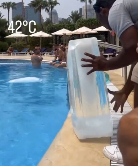В Катаре охлаждают бассейны с помощью огромных кубиков льда