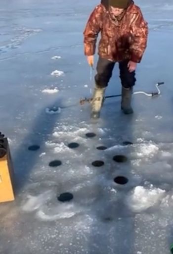 На зимней рыбалке неожиданно клюнул тот, кого не ждали