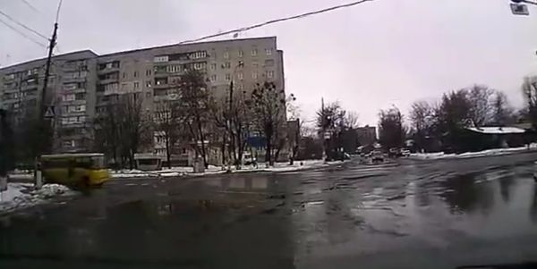 В Волгограде мужчина пытался перепрыгнуть лужу, но в итоге...