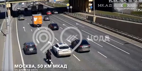 Ну вот - нормальный мотоциклист, послушно едет со всеми в полосе!
