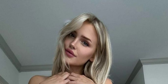 Миловидная блондинка