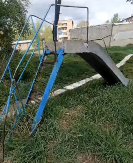 Суровая горка для подготовки к суровой жизни с детства