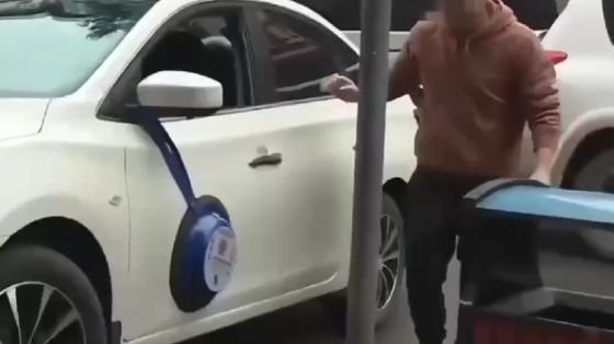 В Китае за неправильную парковку автовладельцы получают огромную присоску⁠⁠