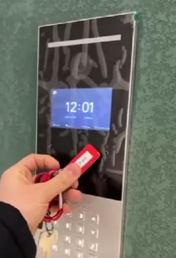 Питерский домофон вежливо борется за чистоту парадной