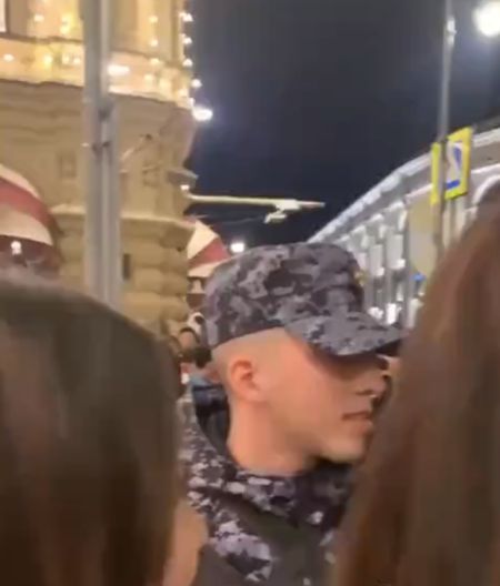 На репетиции Парада Победы в Москве китайские туристки были очарованы русскими парнями