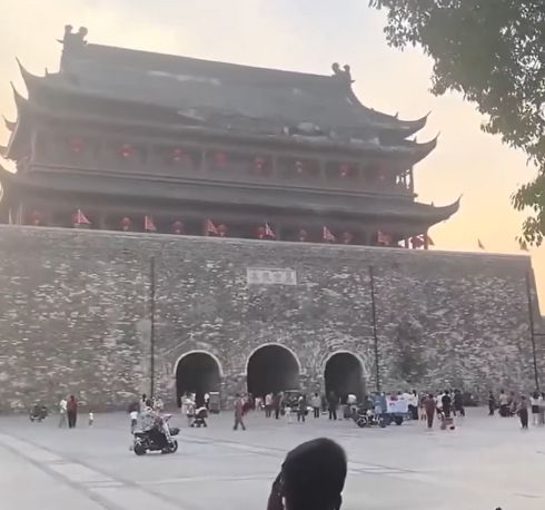 В Китае разрушилась крыша знаменитой барабанной башни Fengyang Drum Tower, построенной в эпоху империи Мин в 1375 году