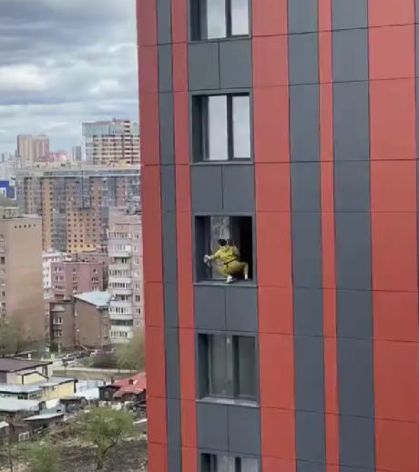Экстремальное мытьё окон на 14-м этаже сняли в Новосибирске