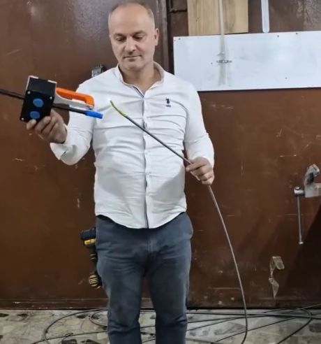 Подача кабеля в гофру⁠⁠