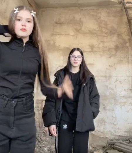 Школьницы устроили веселую дискотеку на заброшке