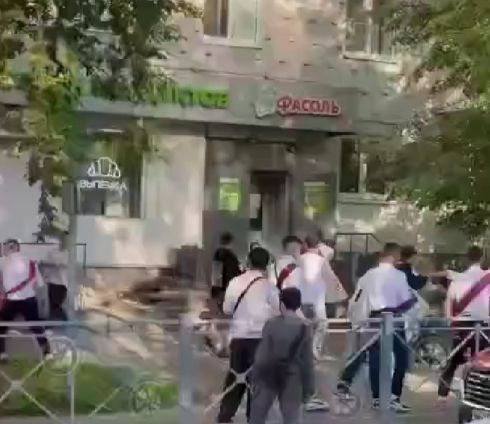 "Смотри, е*ашиловка, школа на школу дерутся! Вот это выпускной, вот это я понимаю!"