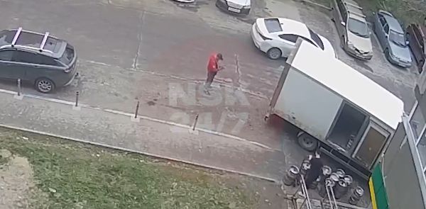 В Новосибирске разыскивают мужичка, который вчера украл полную кегу пива