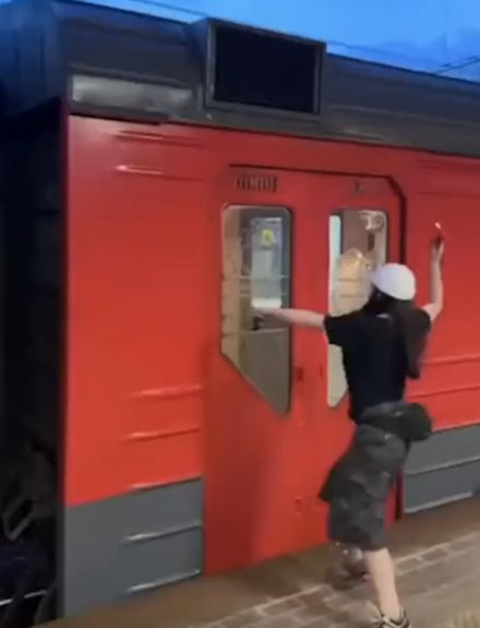 Пьяная зумерша разбила стёкла в электричке на Матвеевской, D4 в Москве⁠⁠