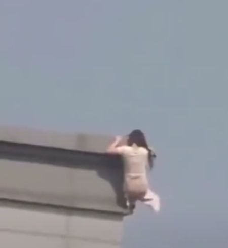 В Южной Корее мужчина удержал девушку за волосы при попытке прыжка с 20 этажа