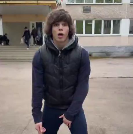 В Подмосковье школьника хотят отчислить из-за TikTok, где он танцует брейк-данс и собирает тысячи просмотров