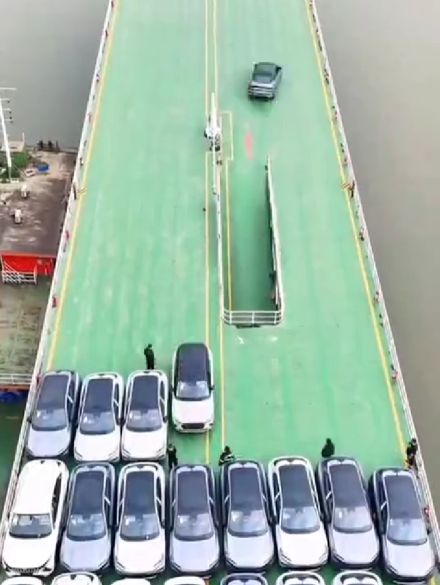 Залипательное: как на паром загружают сотни автомобилей (снято где-то в Китае)