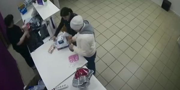 Случай в пункте выдачи, который мог закончиться трагедией: один из клиентов спас мальчика, подавившегося конфетой