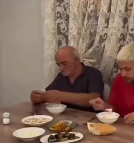 За столом