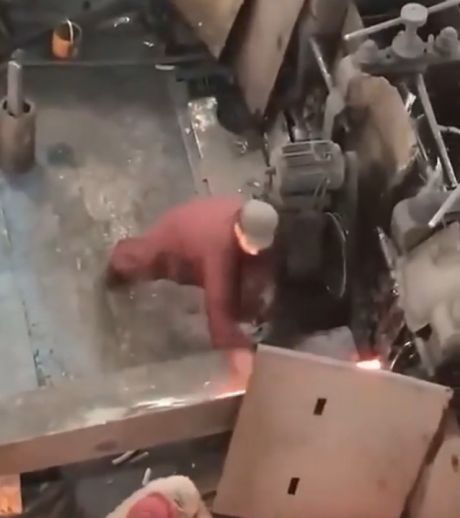 Ситхи на заводе по производству световых мечей