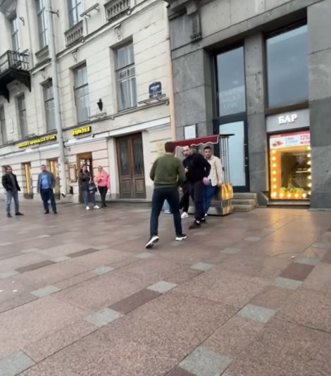 Житель и гость Санкт-Петербурга не поделили очередь в столовой на Невском и решили драться на кулаках