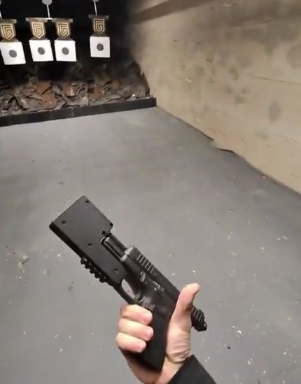 Автоматический "Glock" с глушителем⁠⁠