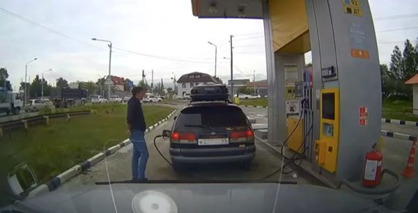 На Сахалине мужик решил сжечь наклейку на бензобаке прямо во время заправки