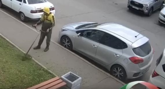 В Нижнекамске газонокосильщик умудрился выбить стёкла сразу у нескольких автомобилей