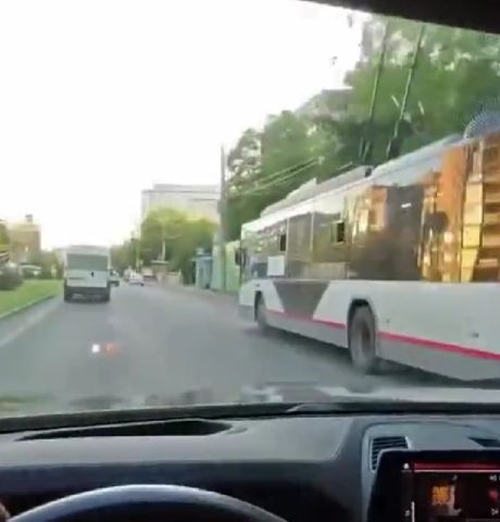 Чоткий ценный спец на бмв тормознул тралик за сотку ради знакомства