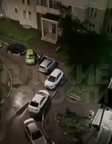 В Подмосковье мужчина хотел палкой разогнать шумных парней, но те достали доски побольше...
