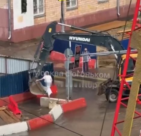 Водитель экскаватора перенёс девушку через лужу в ковше после ливня в Москве