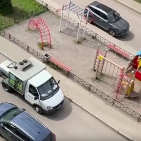 Так молоковоз в Ленобласти сообщает жителям о своем прибытии