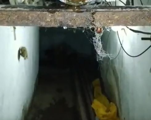 Коммунальщик показал трубу водоснабжения в одной из многоэтажек