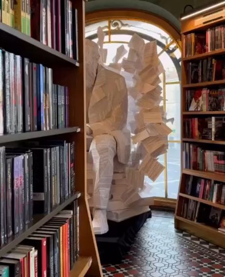 Очень питерская скульптура — Федор Достоевский в книжном магазине!⁠⁠