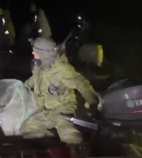 На Сахалине неадекватные браконьеры начали эпично таранить лодки Росрыболовства. Пришлось стрелять в воздух, но и это не особо помогло