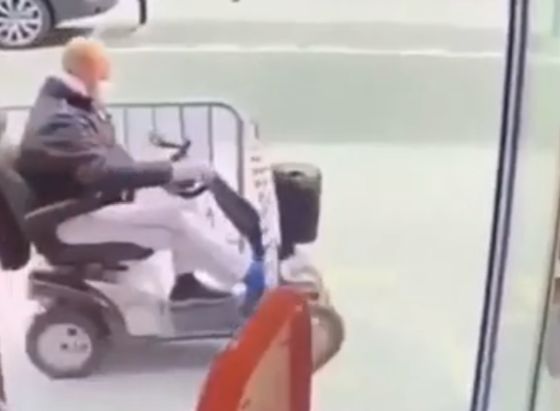 Дедушка заехал за чипсами