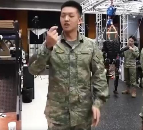 Китайские военные показали миниатюрной дрон-разведчик