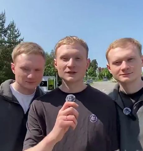 Сможет ли Улыбка от Сбера отличить тройняшек