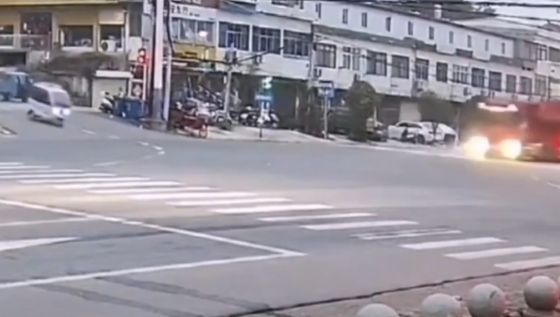 В Китае произошло самое странное ДТП, которое вы когда-либо видели