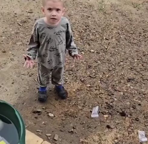 Куда они постоянно показывают?