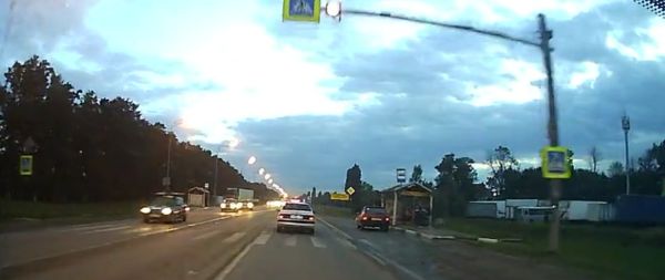 Там так и написано: "Внимание! Аварийно-опасный участок дороги". Так что всё сходится