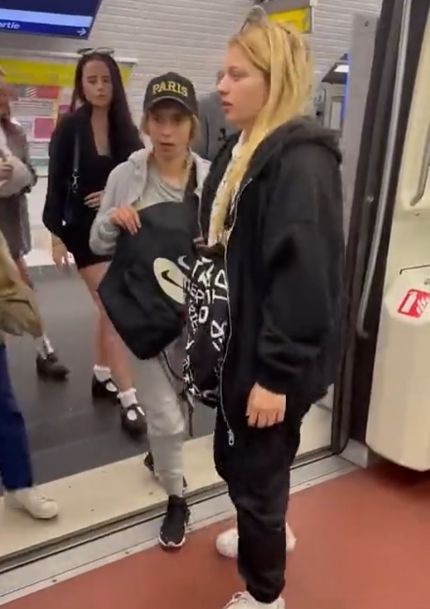Карманница в парижском метро