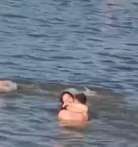 На Кубани пара устроила разврат в воде прямо рядом с плавающими детьми