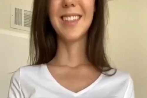 В белой майке