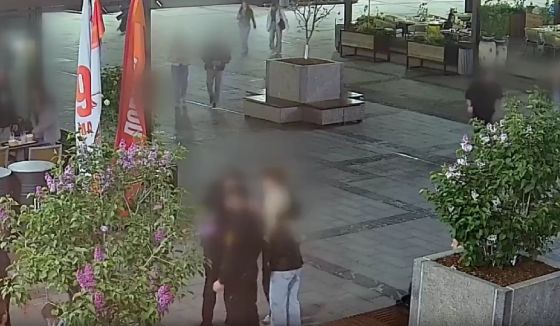 Девушка нашла дорогую сумку во время прогулки с парнем по центру Москвы и захватила ее с собой.