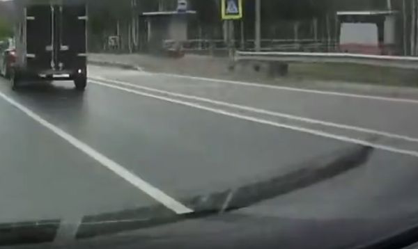 Учится ездить с прицепом