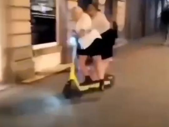 Две бабы на самокате⁠⁠