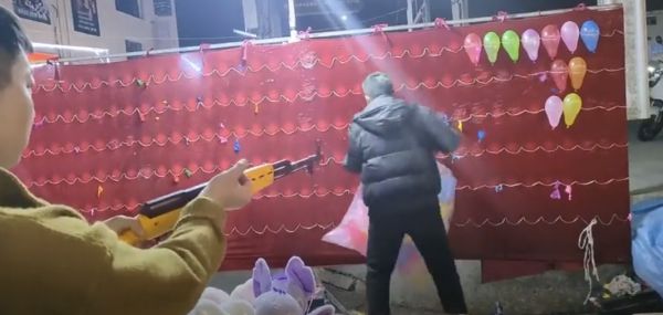 Меткий парень на ярмарке развлечений