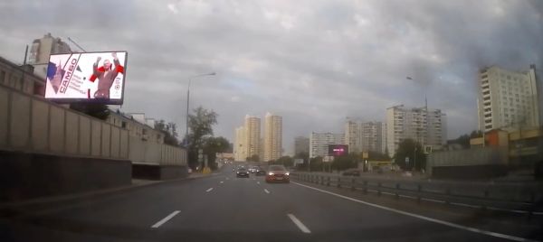 В Москве байкер решил поучить лексусовода за то, что тот его подрезал, но не рассчитал силы