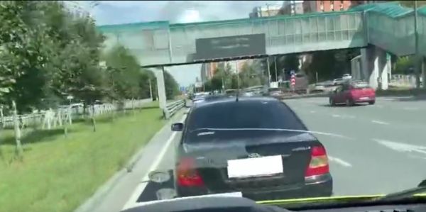 В ГАИ показали, как некоторые казанские водители не уступают и подрезают машину скорой помощи