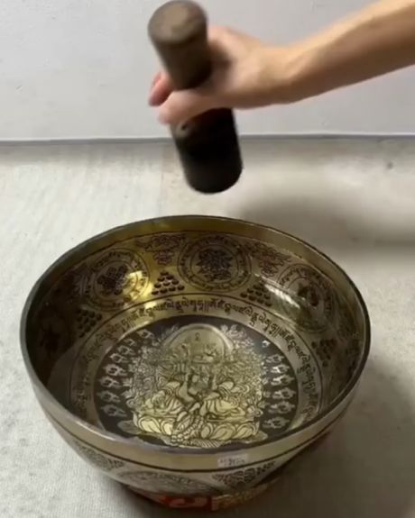 Так вода в тибетской поющей чаше реагирует на звуковые волны